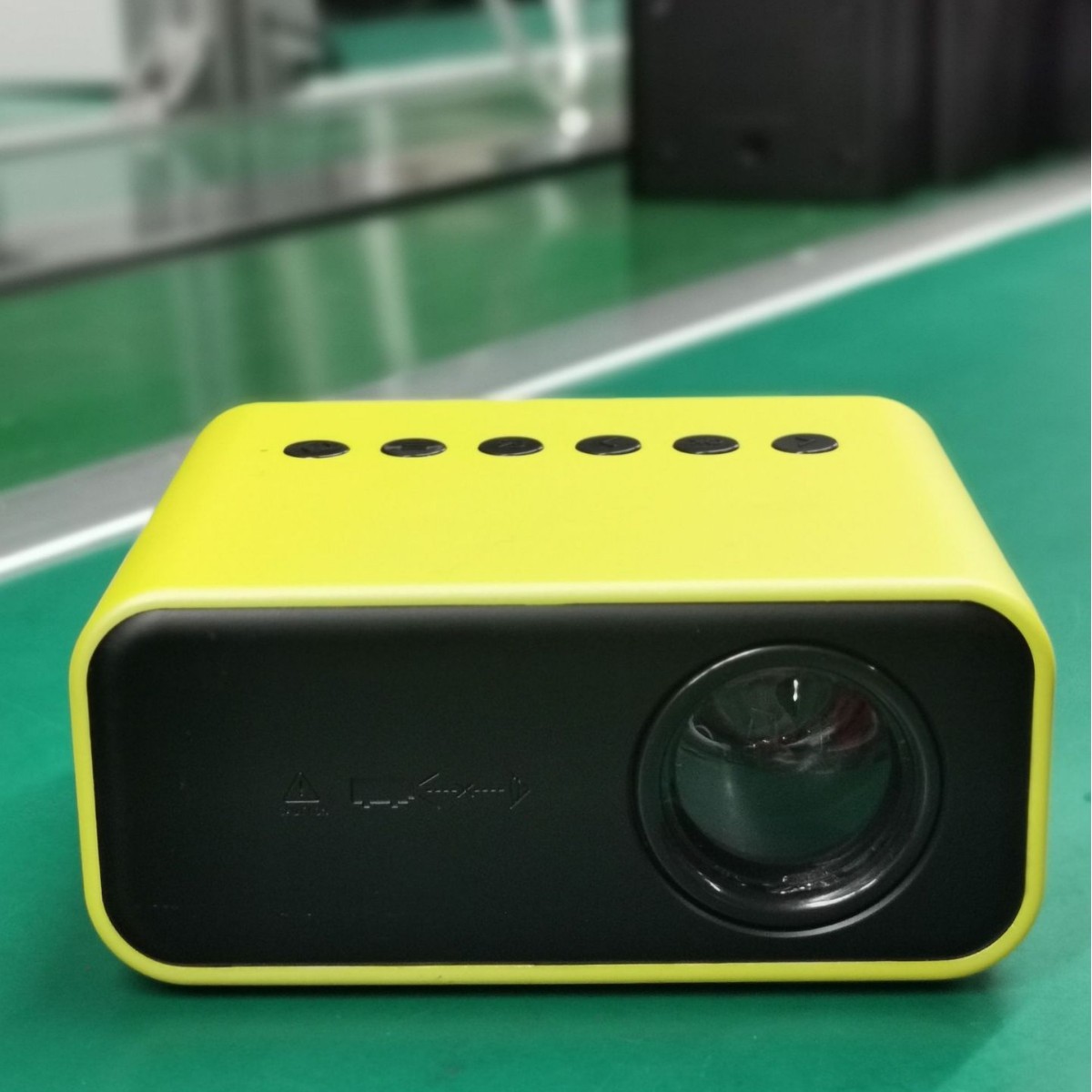 Mini projecteur LED - édition jaune, projection 15-100 pouces, 24 lumens ANSI – Image 4