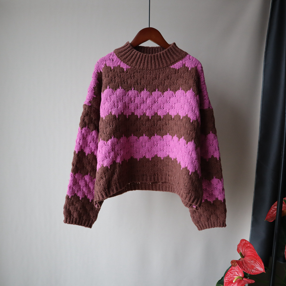 Title 3, Gruby sweter w stylu retro. Sweter w kontrastow...