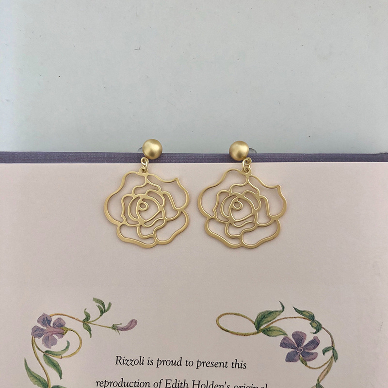 أقراط نسائية فضية بتصميم كلاسيكي راقٍ