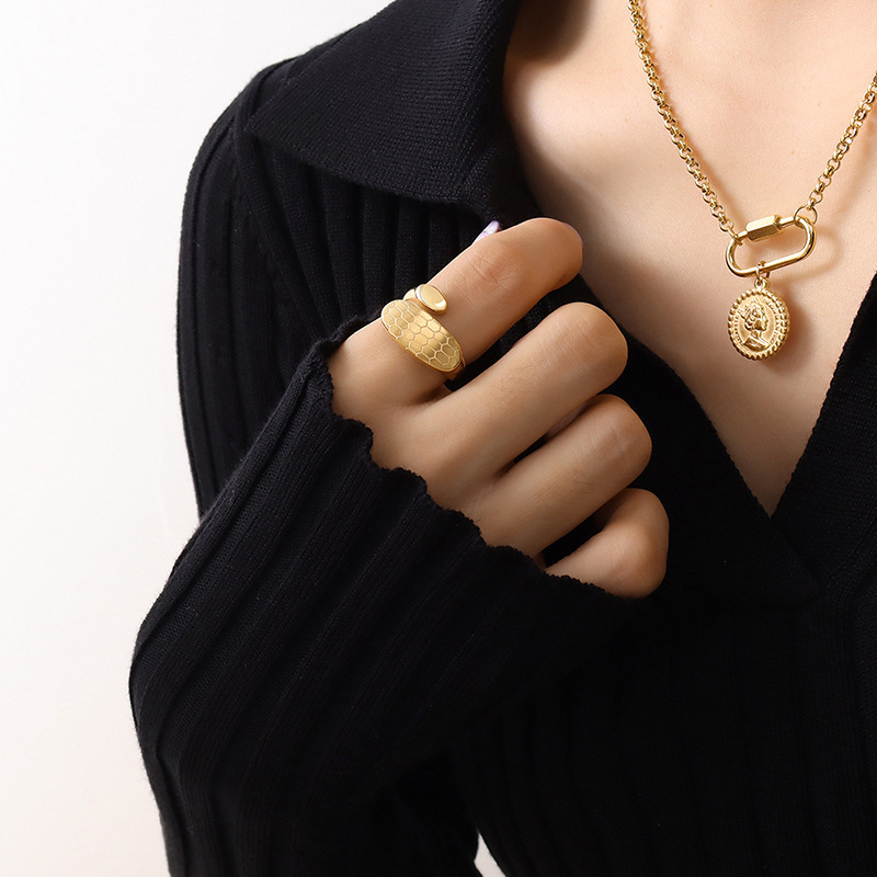 Ins Wind Hexagonal Honeycomb Mesh Titanium Steel Plated With 18K Gold