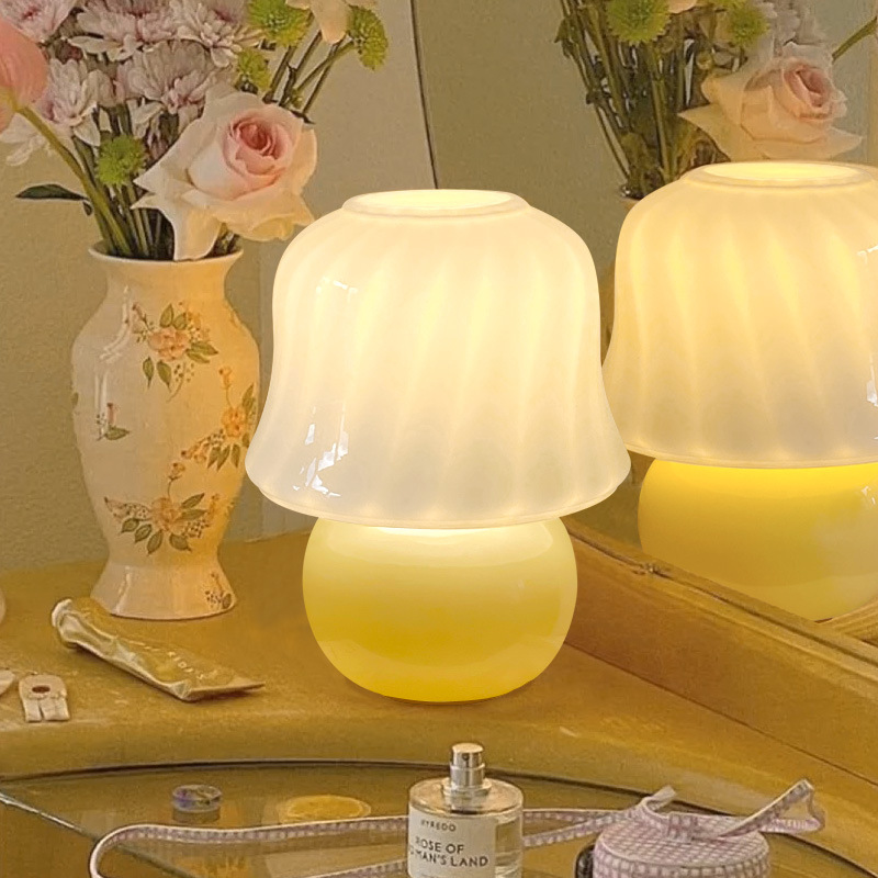 French Cream Handmade Glass Bedroom Bedside Decoration Mushroom Lamp — foto 3
