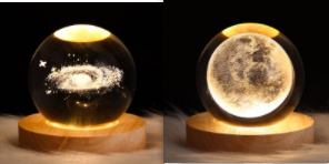 Kleine nachtlamp met kristallen bol, sterrenhemel en planeten – massiefhouten lampvoet, zonnestelsel 6 cm, 2 stuks