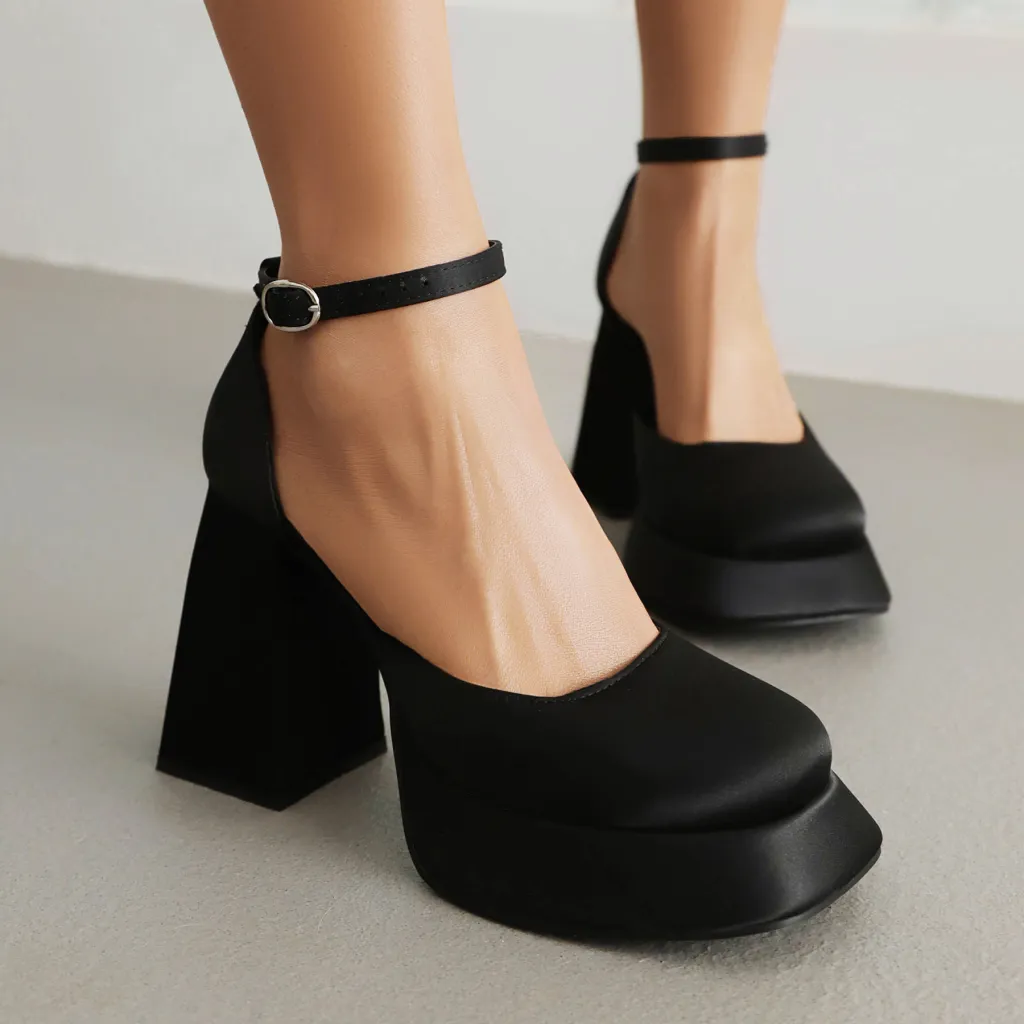 Women's Oversized High Heels With A Straight Line Sardine Strap - Black