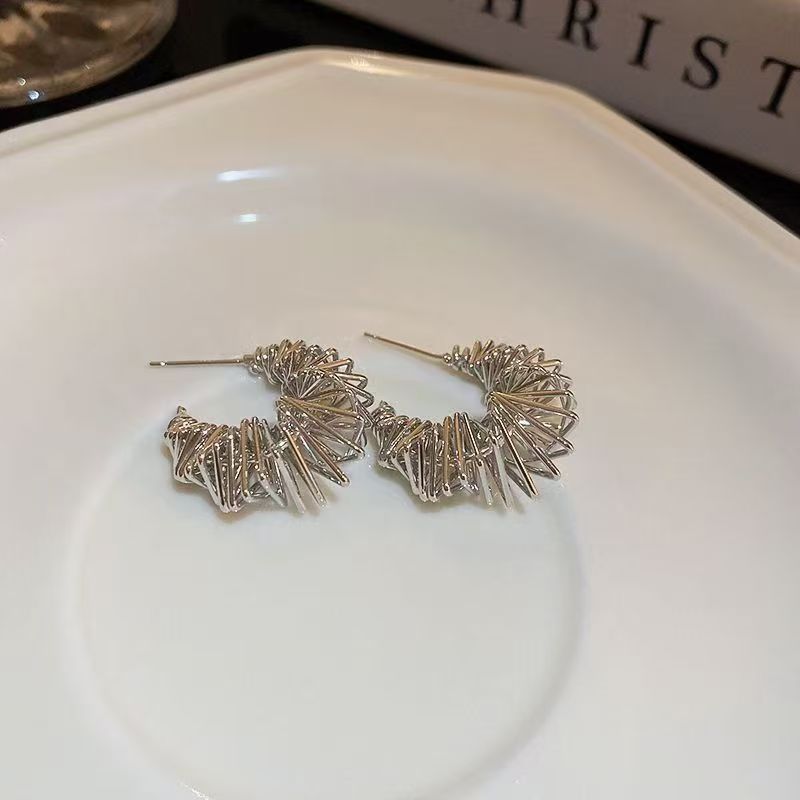 Interlaced Geometric Metal Earrings For Stylish Ladies. French Retro Niche Design, Cool Minimalist Vibe, Visually Slimming And Trendy.