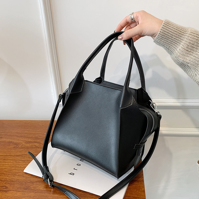 Design On The New Wing Bag Retro Shoulder Bag Female Black - Shop at LoveMi