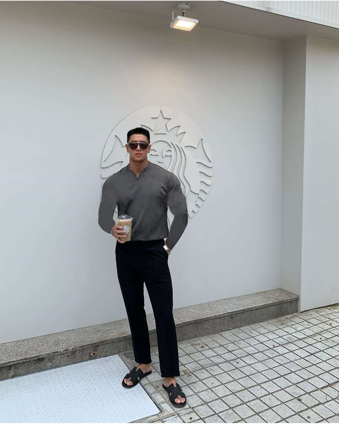 Muscle Brothers قميص كوري بأكمام طويلة وياقة V بلون صلب