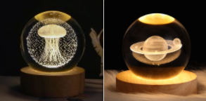 Kleine nachtlamp met kristallen bol, sterrenhemel en planeten – massiefhouten lampvoet, zonnestelsel 6 cm, 2 stuks