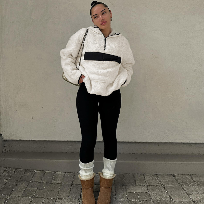 Sweat blanc à demi-zip porté, vue de face en pied