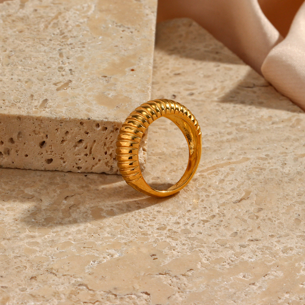 Women's Fashion Gold Pinstripe Ring