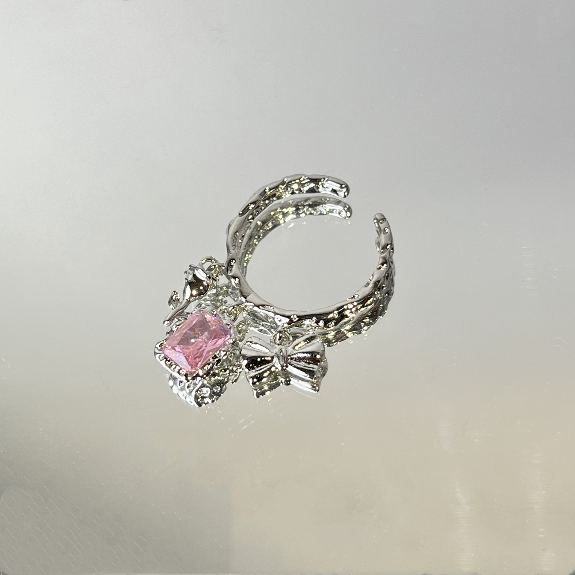 Title 5, Bague Rose Metal Design Premium Zircon. Un bijo...