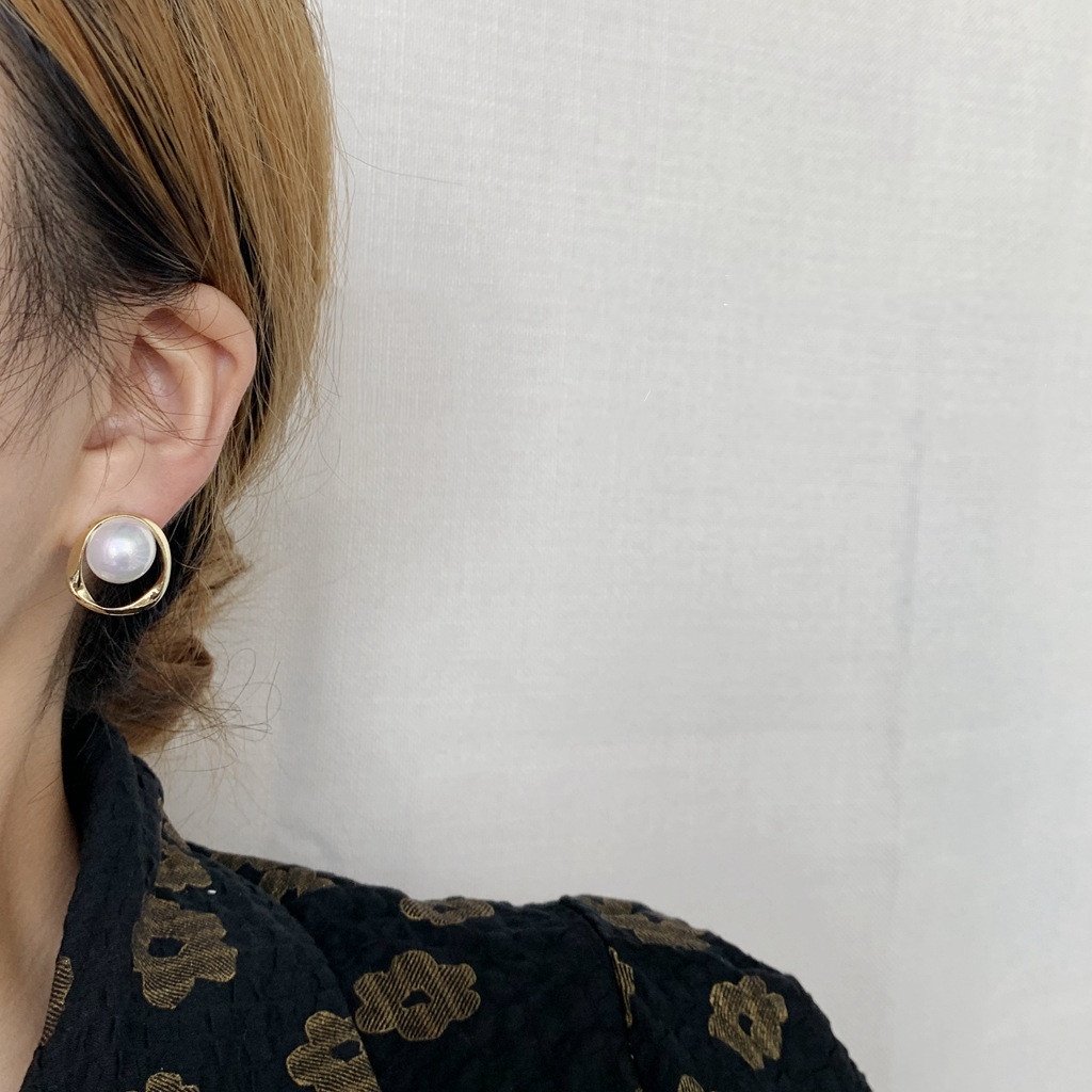 Women's Fashion Temperament Silver Ear Studs Three-dimensional Pearl Stud Earrings