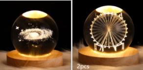 Kleine nachtlamp met kristallen bol, sterrenhemel en planeten – massiefhouten lampvoet, zonnestelsel 6 cm, 2 stuks