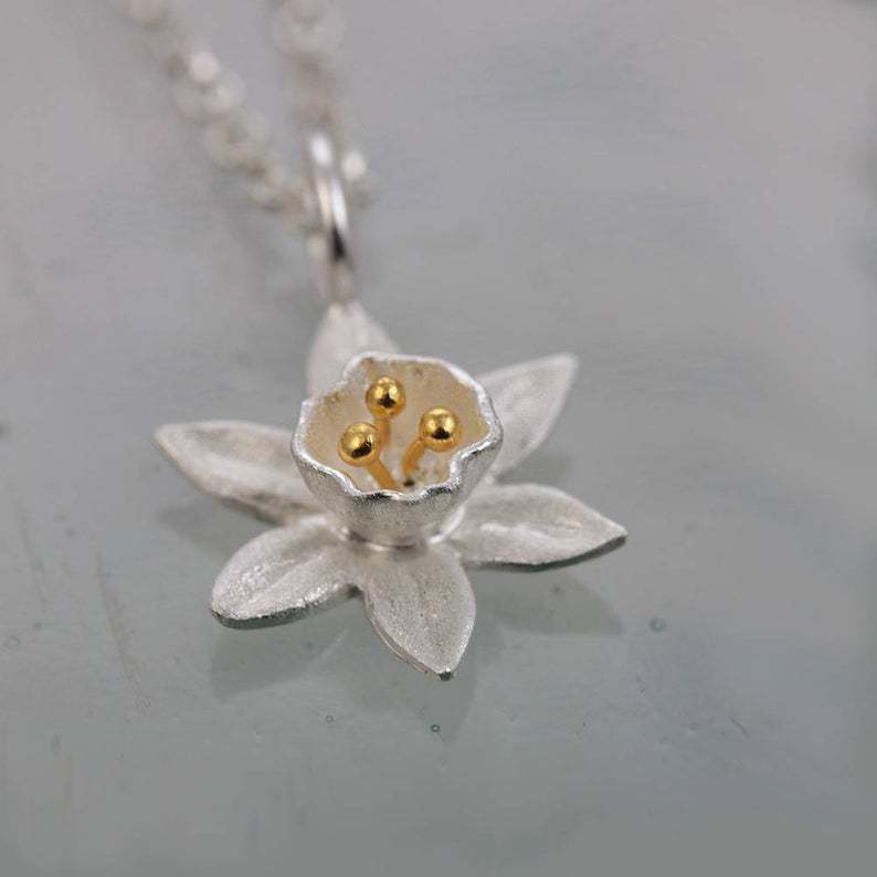 Fashion Temperament Elegant Daffodil Two-color Collarbone Chain