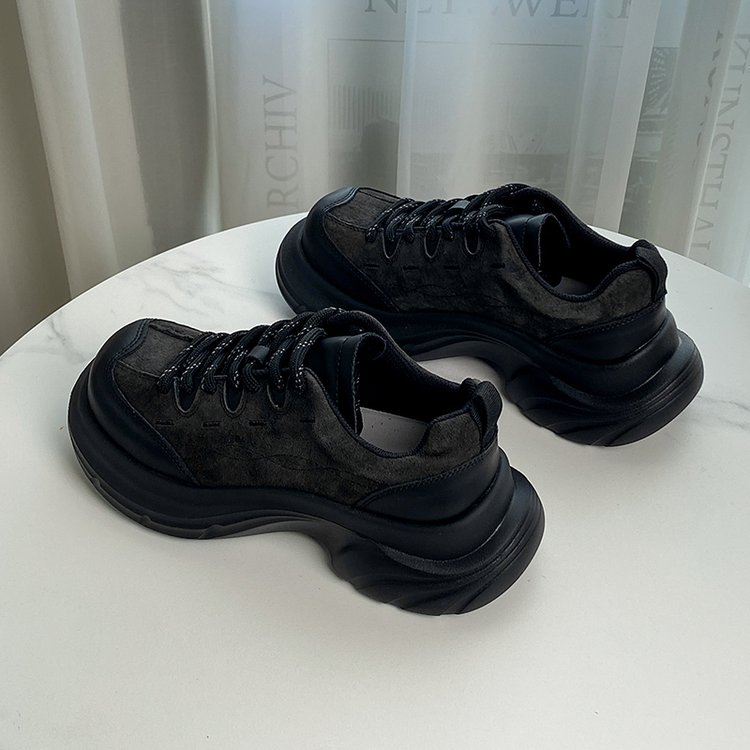 Wide Toe Casual Sneakers