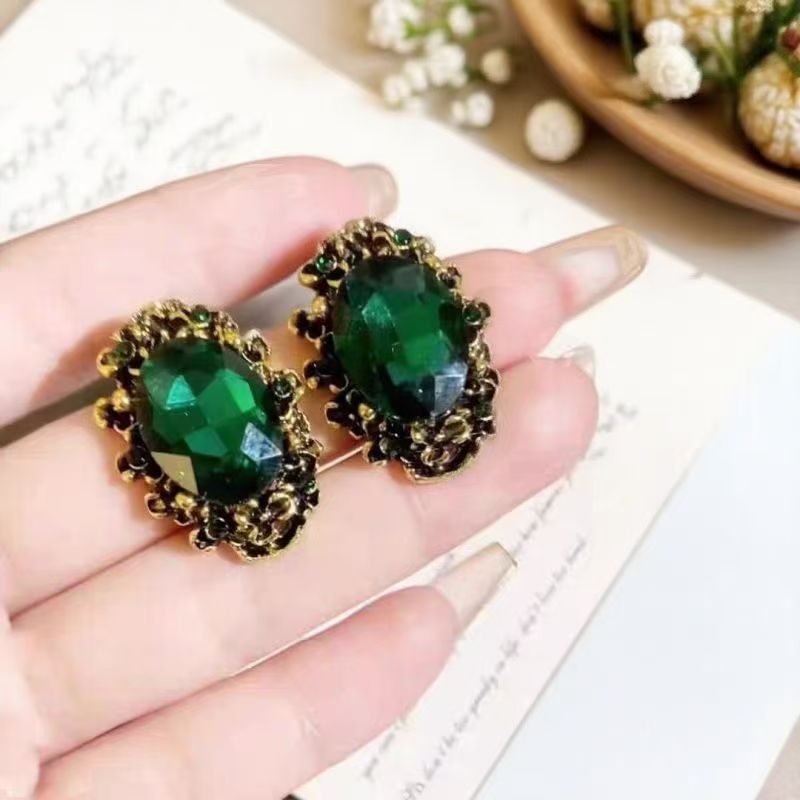 Retro Emerald Green Stud Earrings With Bold And Elegant Look. Classic Hong Kong Style, High-grade Texture And Easy To Match All Outfits.