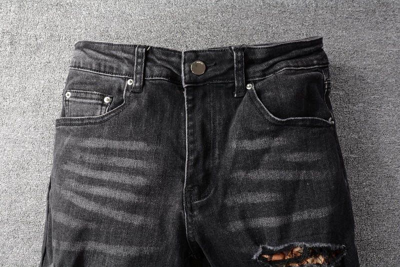 جينز مزخرف بقطع ممزقة بتصميم عصري للرجال