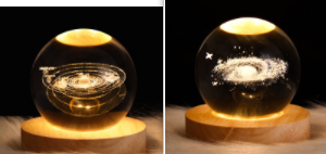 Kleine nachtlamp met kristallen bol, sterrenhemel en planeten – massiefhouten lampvoet, zonnestelsel 6 cm, 2 stuks