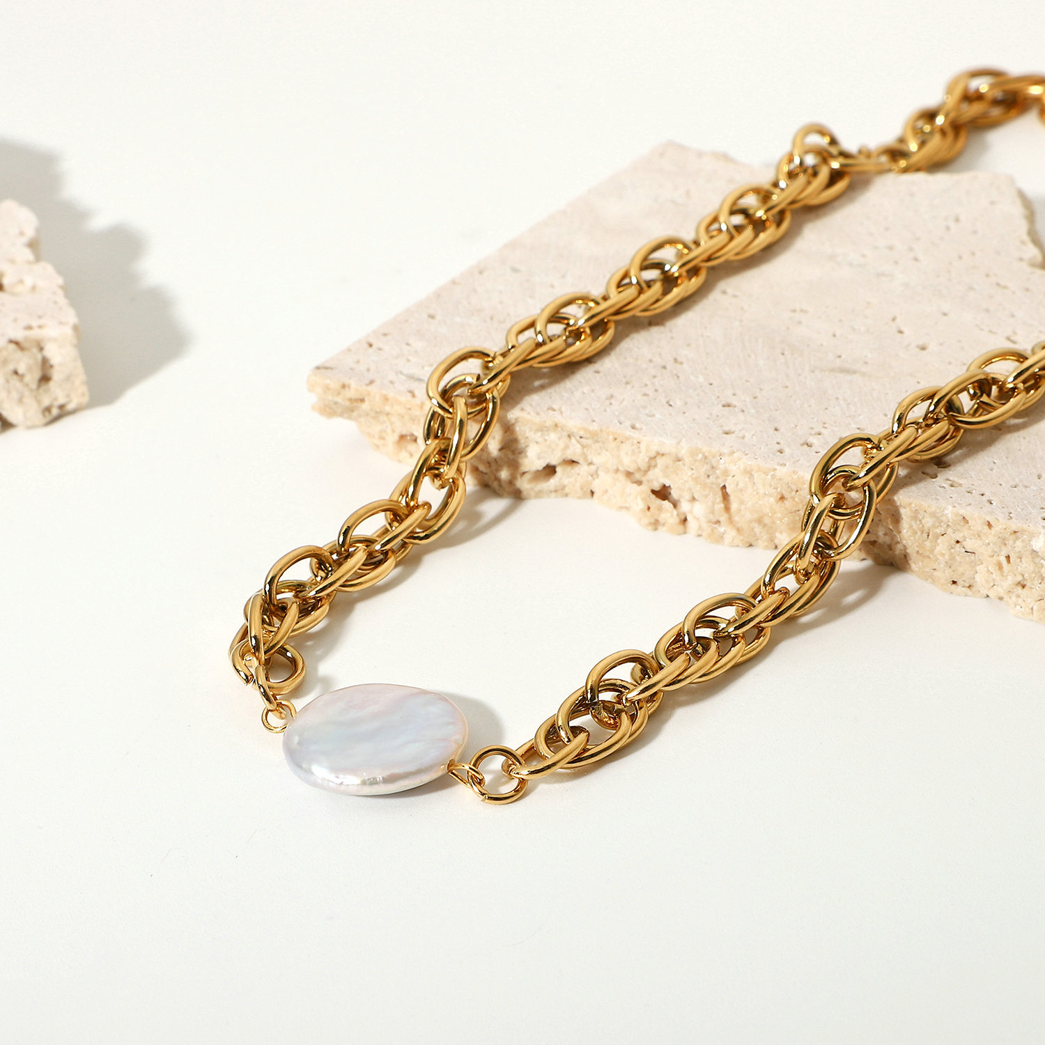 European And American Internet Celebrities Are Fashionable With The Same Necklace