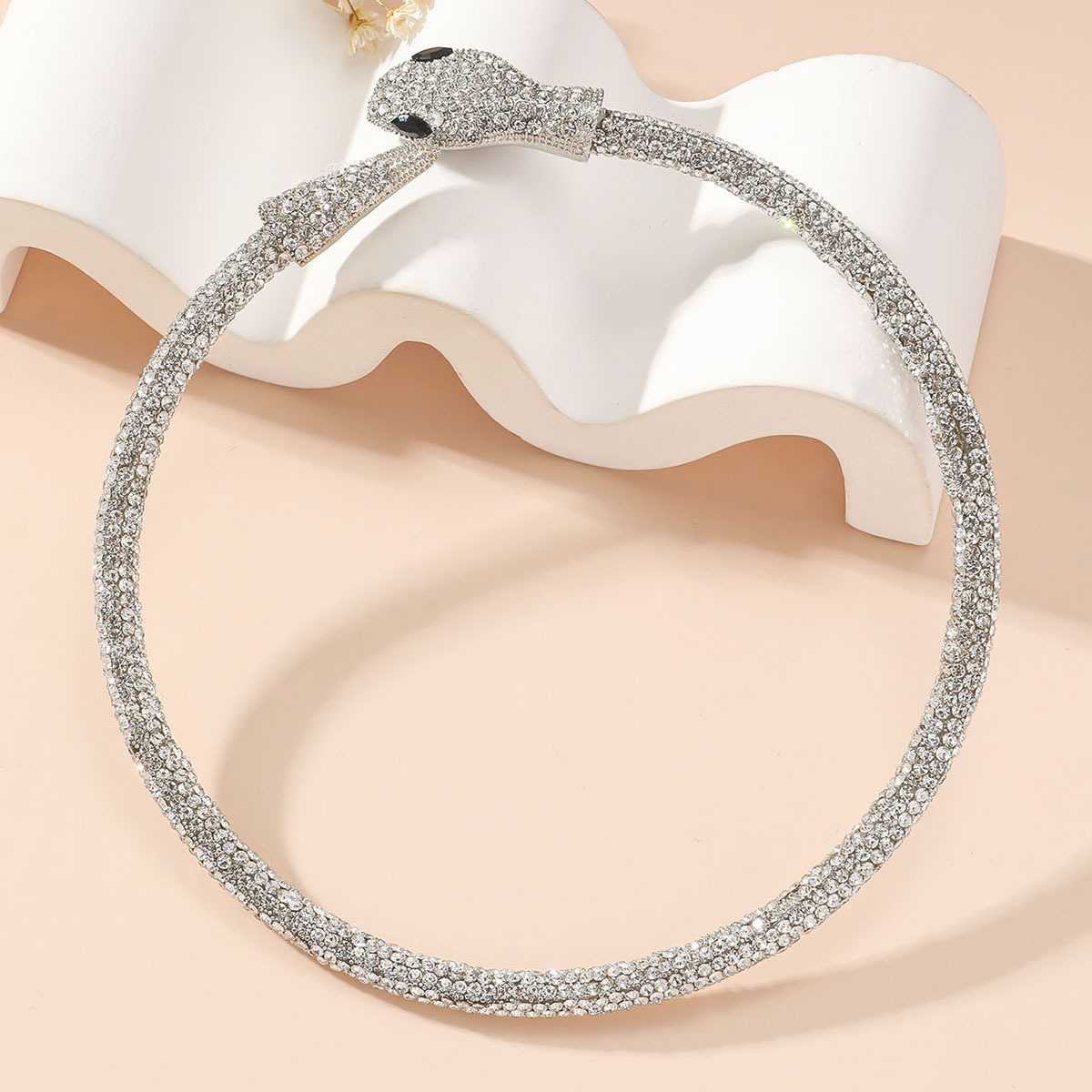 قلادة بنقشة ثعبان ماسية كاملة مخصصة للنساء