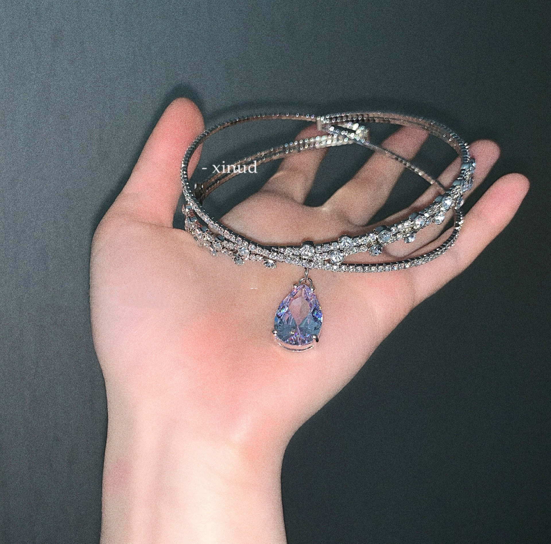 عقد شوقر فاخر بتعليقة على شكل قطرة مرصعة بأحجار الراين