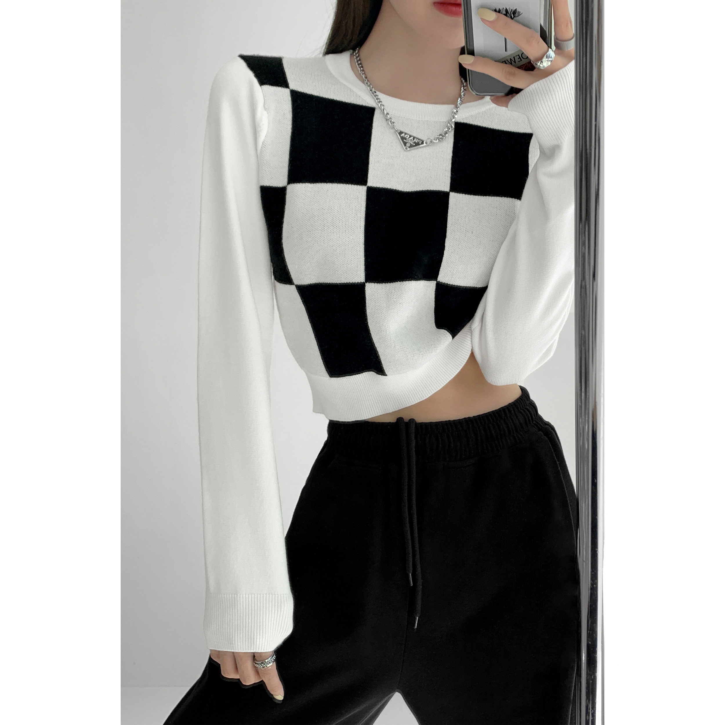 Women's Retro Autumn Round Neck Black And White Plaid Sweater