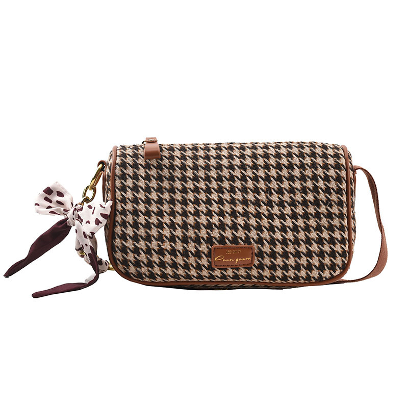 Title 5, Sweet Wind Houndstooth tecendo moda em vento