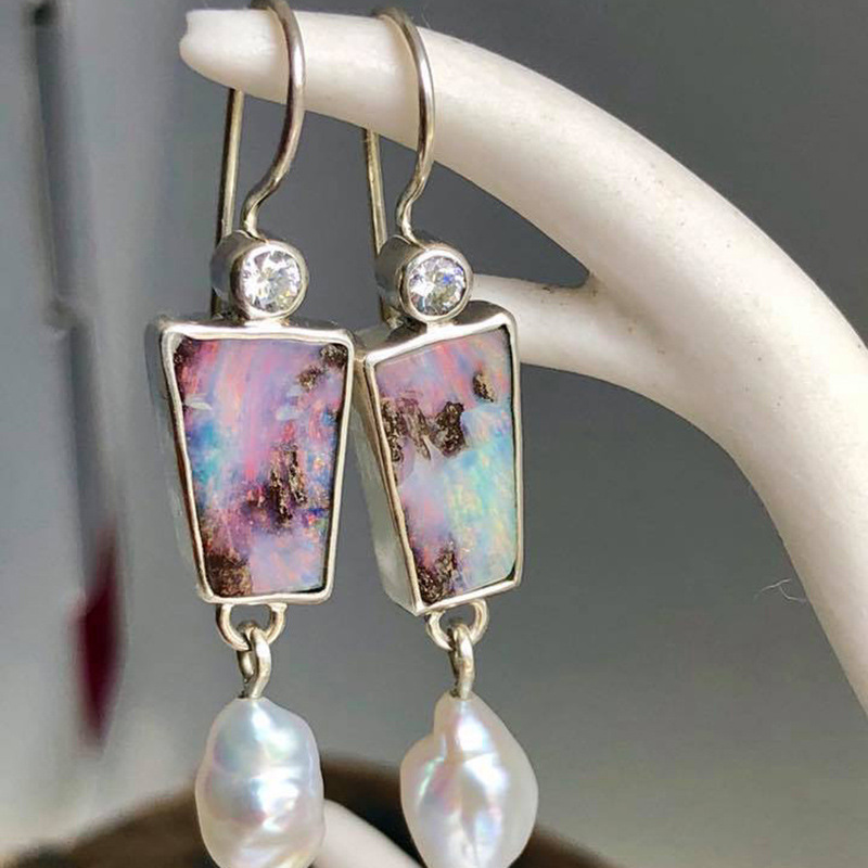 أقراط طويلة عتيقة بتصميم هندسي، مزينة بأحجار الفيروز وحجر القمر