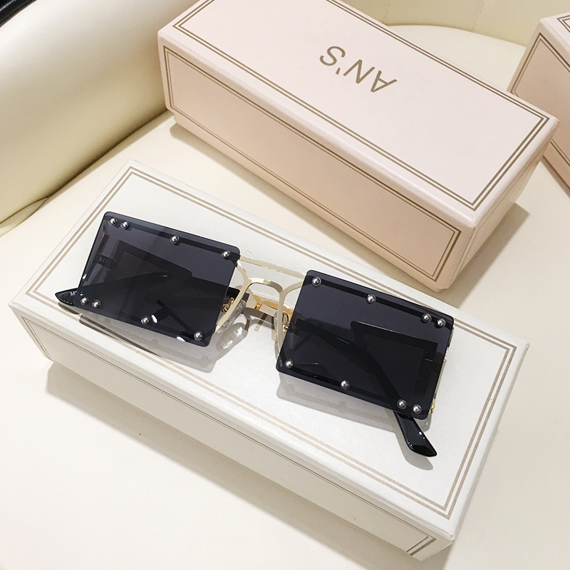 Sunglasses Photo With Chain - Image 8