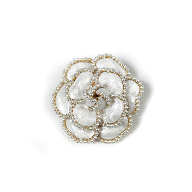 Title 1, Camellia brooch trinket