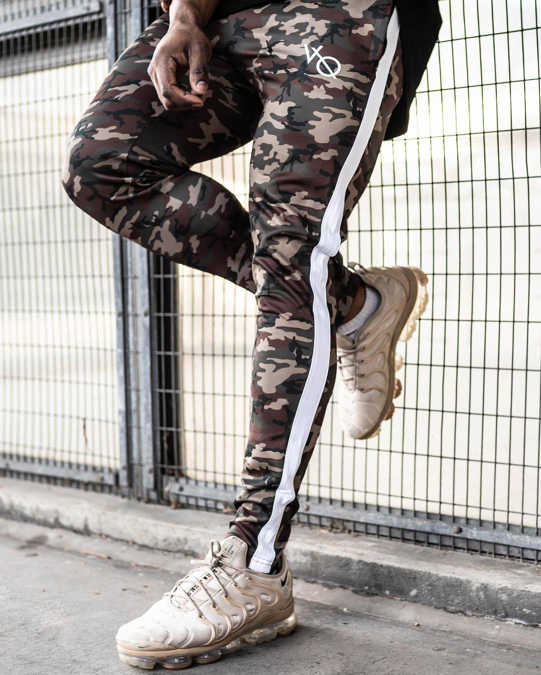 Title 4, Pantalon de training camouflage avec bandes lat...