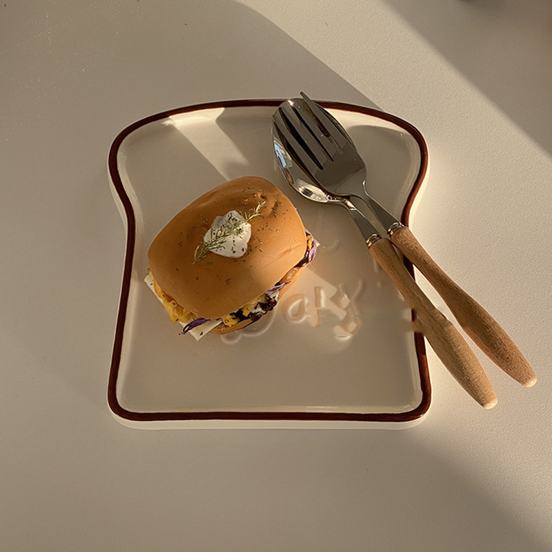 طبق إفطار بتصميم توست الخبز على طريقة الإنستغرام