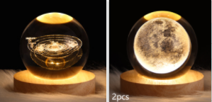 Kleine nachtlamp met kristallen bol, sterrenhemel en planeten – massiefhouten lampvoet, zonnestelsel 6 cm, 2 stuks