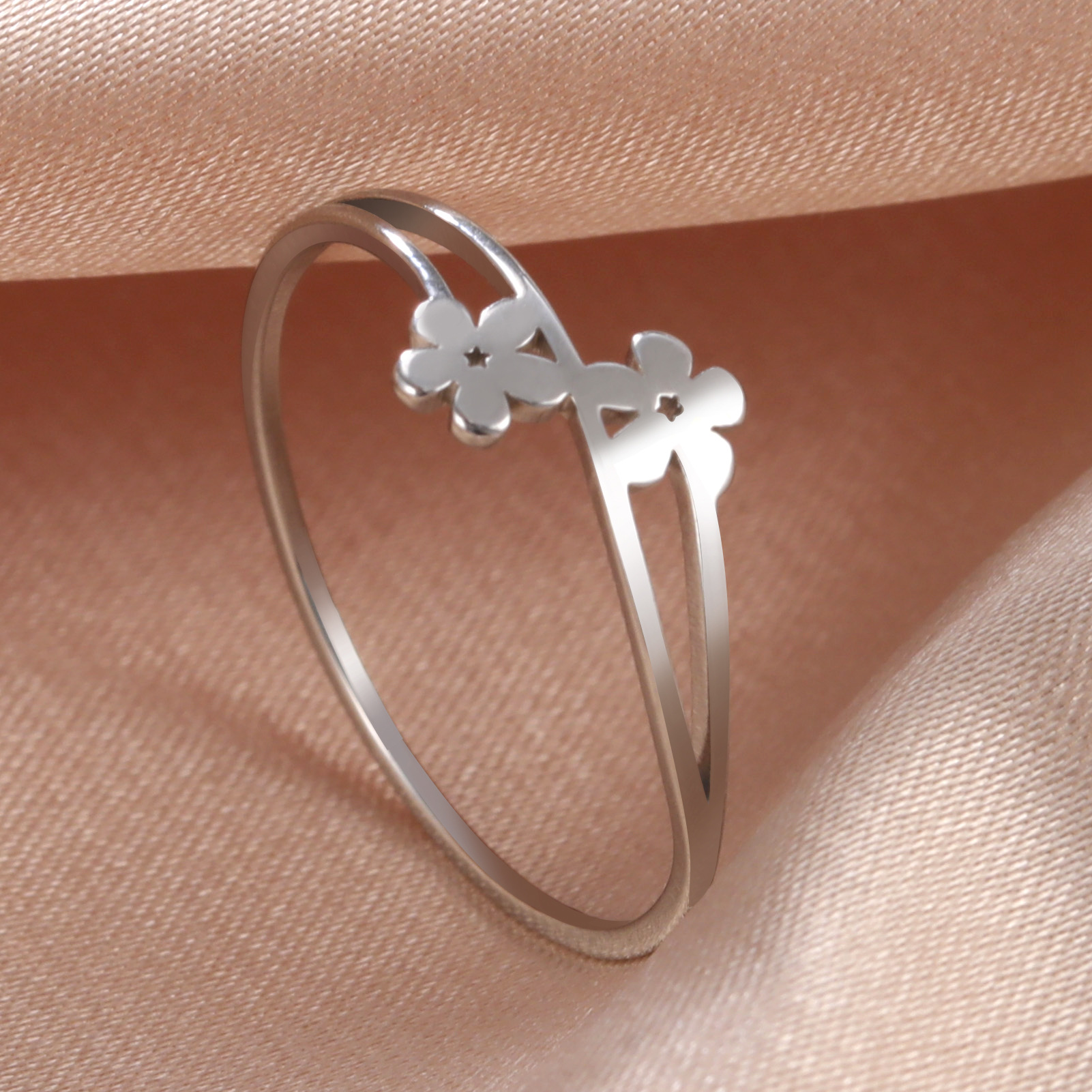 Title 3, Damesmode ring met twee bloemen. Een elegante r...