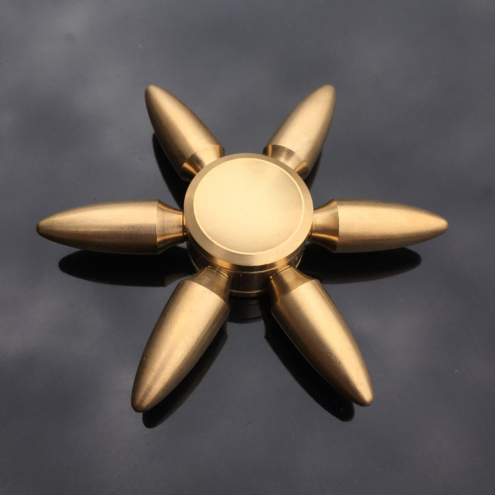 High-speed spinning metal fidget spinner decompression toy.