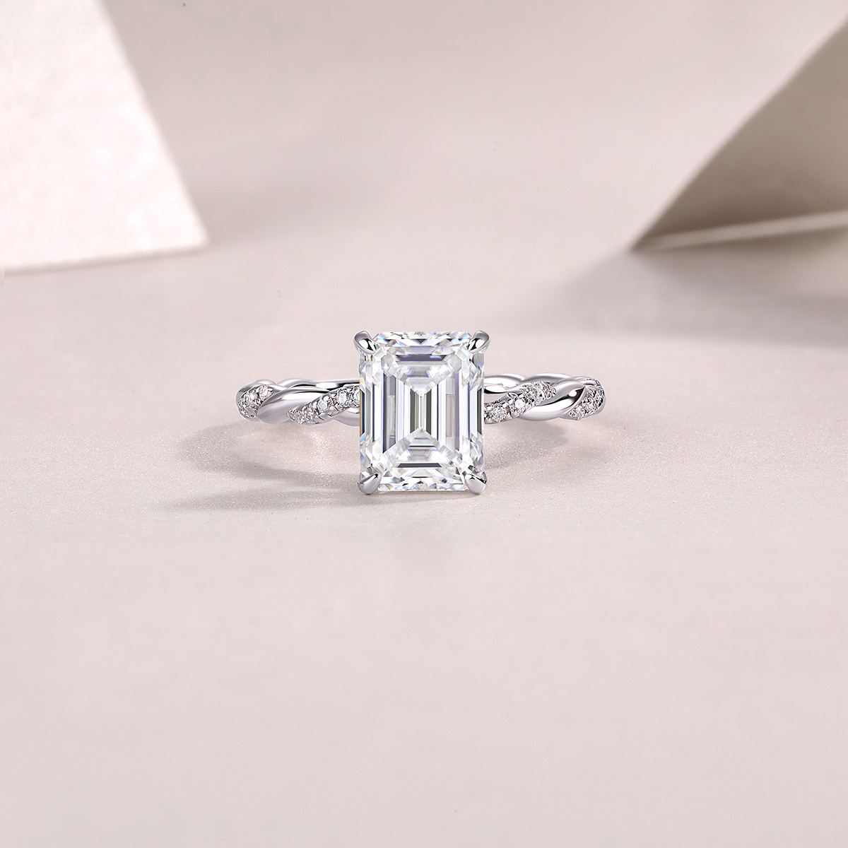 1Chasing Light – A Fashionable Diamond Jewelry Piece Set With Moissanite S925 St