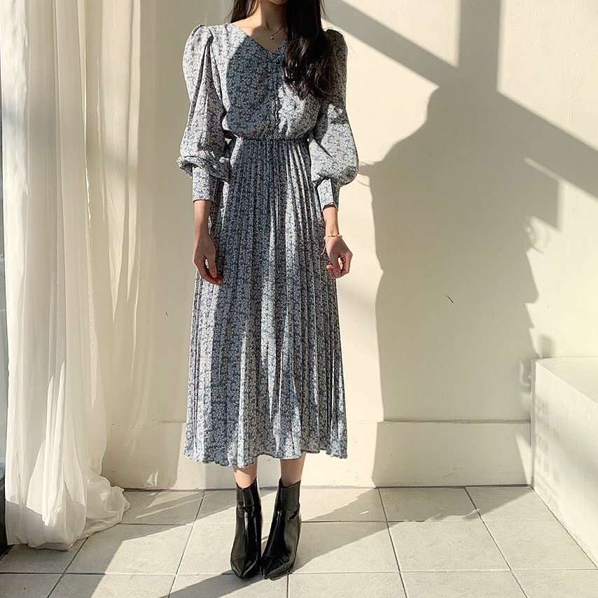 Pleated Dress With Padded Waist And Thin Lantern Sleeves