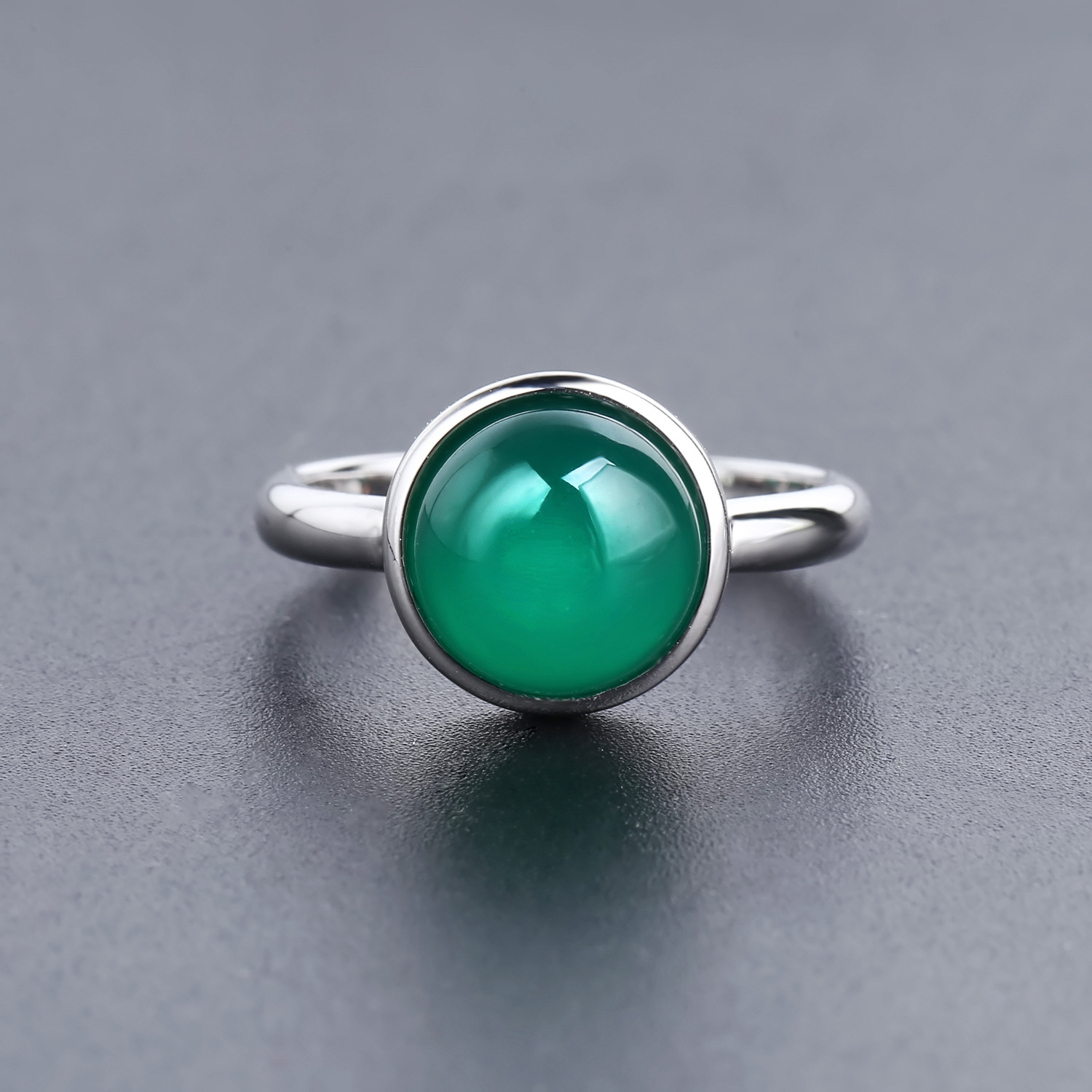 Elegant green agate ring made from 925 silver, featuring a geometric design, perfect as an everyday ring for women.