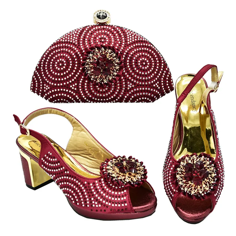 Block Heel Buckle Sandals With Rhinestone Bag - Wine