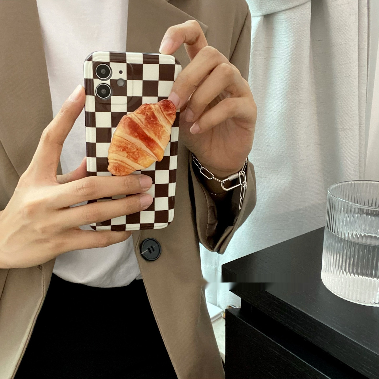 Grid Phone Case Croissant Bracket