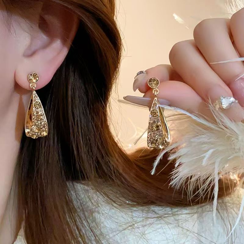 Champagne Tone Waterdrop Studs Fully Set With Sparkling Stones. Elegant Golden French Style, Niche Sophisticated Design, A Popular New Style.
