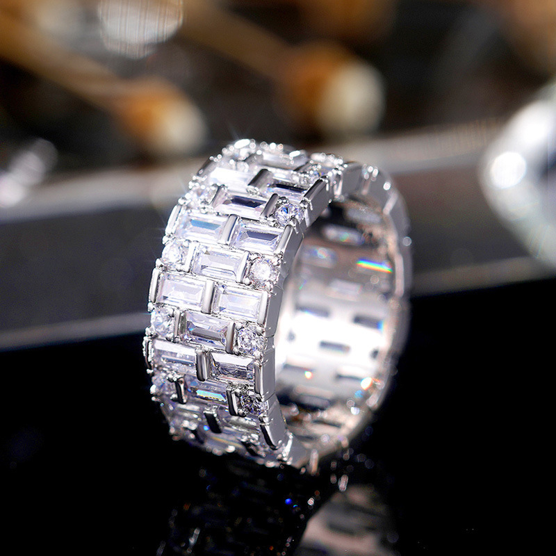 خاتم دائري مرصع بكامل الياقوت الصناعي