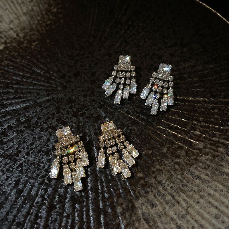 Distinctive Design With No Duplicate Styles. Retro European & American Metal And Pearl Earrings, Bold, Stylish And Eye-catching, A Top Trending Pick.