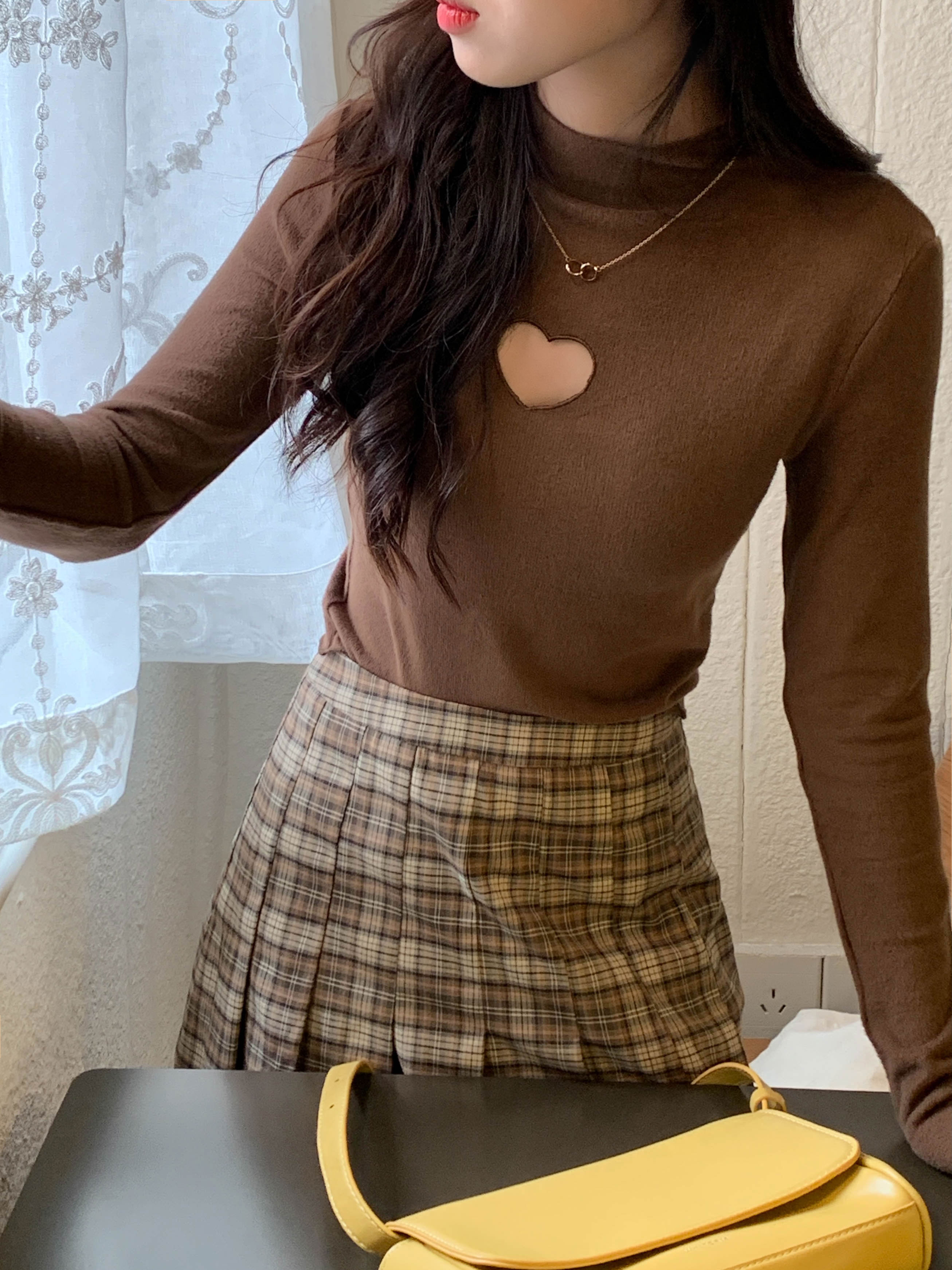 Women's White Bottoming Shirt With Knitted Ruffles Inside