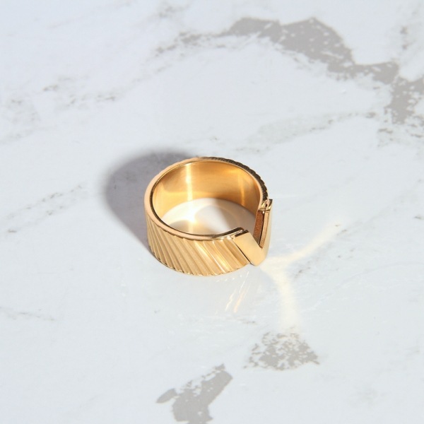 Fashion Vintage Pattern V Letter Ring