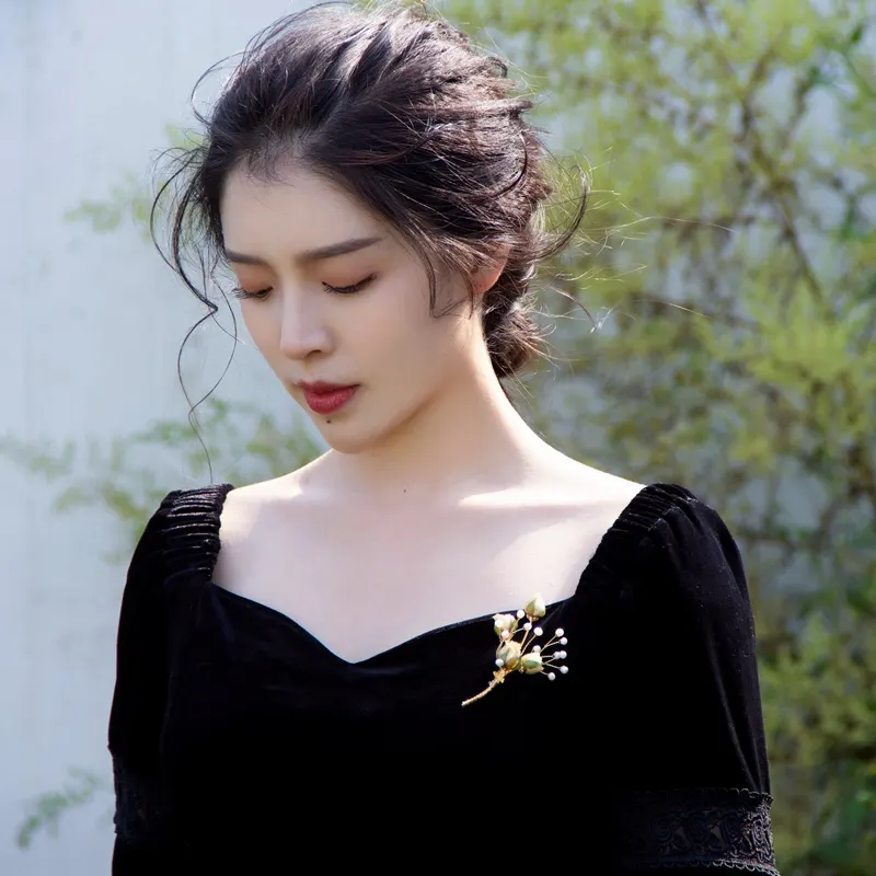 Mori Style Small Daisy Brooch Cheongsam with Antique