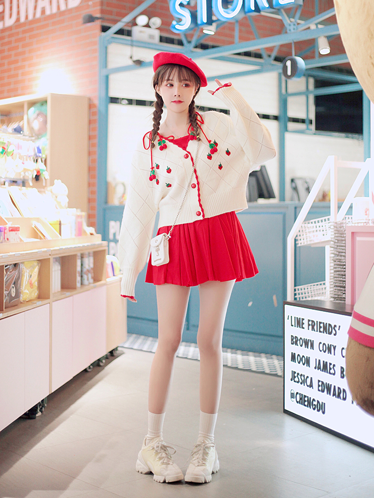 سترة طويلة ضيقة بتطريز الفراولة الصغيرة