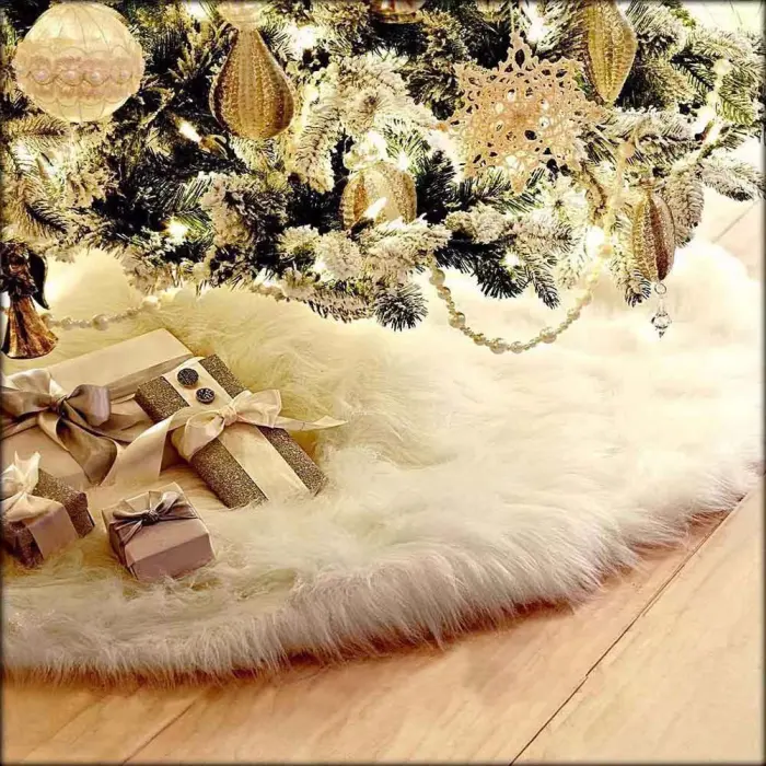 White Plush Christmas Tree Skirt, Soft Faux Fur Tree Base Cover for Holiday Decor (78, 90 or 122 cm) - detail photo 3