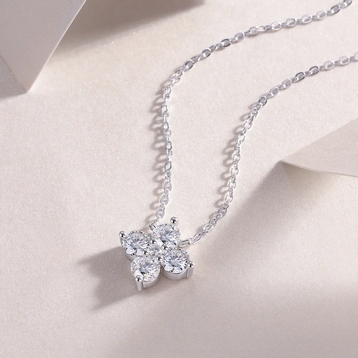1Lucky Four-leaf Clover - A Fashionable And Luxurious Diamond Jewelry Pendant Set With Moissanite S925 Sterling Silver And Platinum Plating Prohibit Tk Sales
