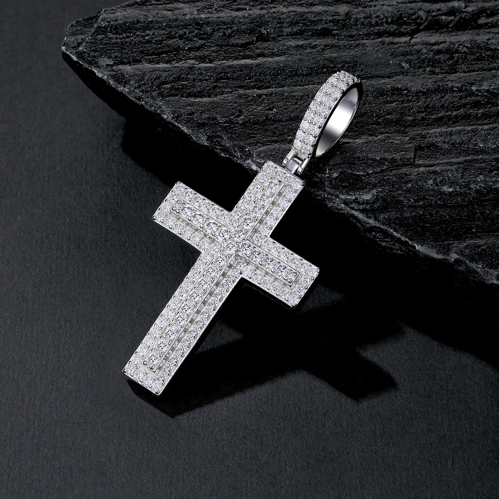 A Luxurious And Fashionable Minimalist Jewelry Pendant Necklace Set With Top-quality Moissanite, Made Of S925 Silver Electroplated With Platinum.