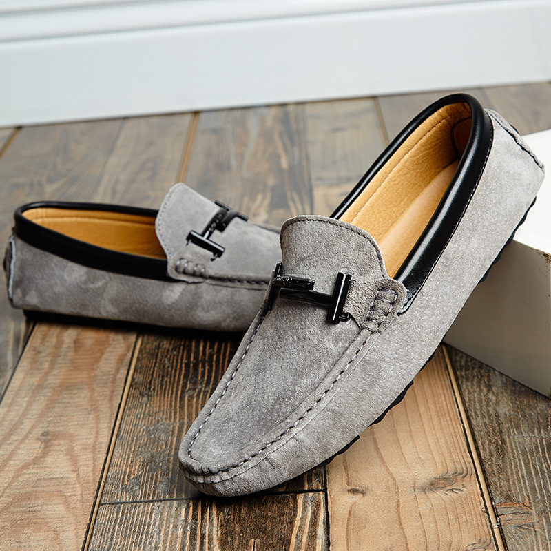 Title 1, Low-top suede flats